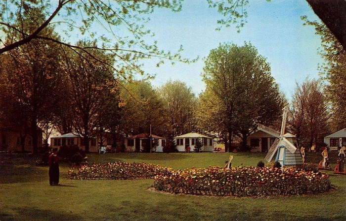Sunnybrook Cottage Court - Vintage Postcard (newer photo)